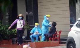 Lực lượng y tế lấy mẫu xét nghiệm người dân tại các khu dân cư. Ảnh: Tư liệu