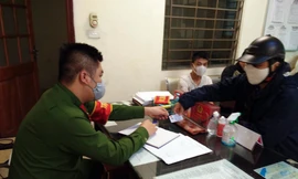 Cảnh sát làm việc với 4 trường hợp không đeo khẩu trang khi ra nơi công cộng sáng 30/3.