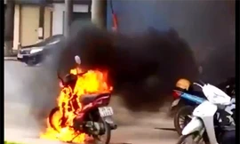 Bị cảnh sát xử phạt, người đàn ông châm lửa đốt xe máy