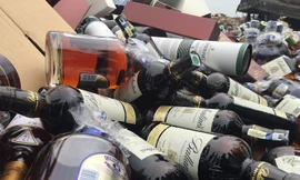 Hàng trăm tấn rượu giả bị tiêu hủy tại Hà Nội. Ảnh: Nguyễn Hoàn