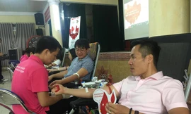 Nhóm cựu học sinh trở lại trường cấp 3 hiến máu cứu người ở Hà Nội