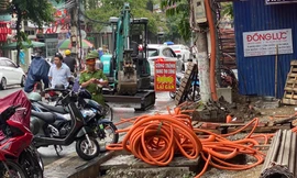 Nhóm công nhân tự ý di dời bốt điện ở phố trung tâm Hải Phòng 