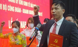 Các đảng viên mới làm việc tại các doanh nghiệp trong Khu công nghiệp ở Hải Phòng tuyên thệ.