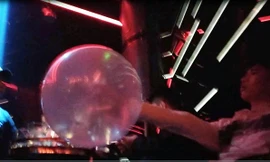Nam thanh niên say bóng cười ở bar Ball trên phố Lương Ngọc Quyến tối 11/3.