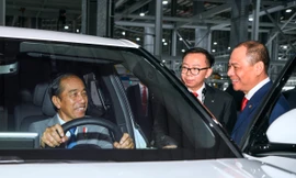 Tổng thống Indonesia Joko Widodo thăm và tìm hiểu về các dòng ô tô điện tại Nhà máy VinFast tại Hải Phòng. 