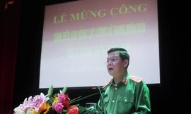 Phó Giám đốc Công an Hà Nội - Thiếu tướng Đào Thanh Hải phát biểu tại lễ mừng công.