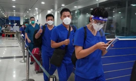 Cận cảnh chuyến bay thương mại đầu tiên hạ cánh ở Hải Phòng sau 4 tháng tạm dừng