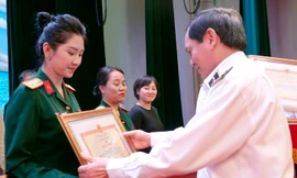 Lãnh đạo Cục Chính trị Hải quân trao bằng khen tặng các cá nhân có thành tích xuất sắc trong công tác tuyên truyền năm 2023.