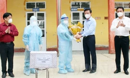 Ông Phạm Xuân Thăng tặng hoa, chúc mừng ngày thầy thuốc tại huyện Bình Giang.