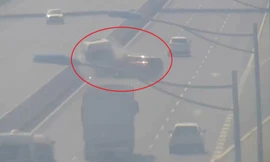 Tài xế ô tô bán tải và ô tô khách dừng xe ở làn đường 120km/h rồi tranh cãi