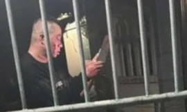 Nghi phạm T.C.V tại hiện trường cầm dao cố thủ sau khi gây án.