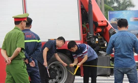 Dựng hiện trường vụ cứu hỏa chạy ngược chiều va chạm xe khách