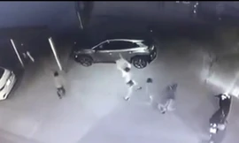 Hình ảnh nhóm côn đồ tấn công ông Thiệp trước cổng Bệnh viện Đa khoa huyện An Lão, TP Hải Phòng.