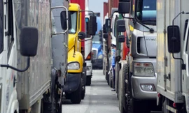 QL5 đoạn qua địa phận huyện Kim Thành (Hải Dương) ùn tắc gần 10km.