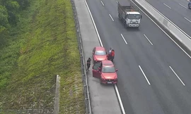 Hai ô tô dừng xe không đúng quy định trên cao tốc Hà Nội - Hải Phòng.