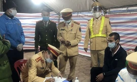 Đối tượng Đỗ Văn Toản qua chốt COVID-19 ở TP Chí Linh bị cảnh sát phát hiện trốn truy nã.