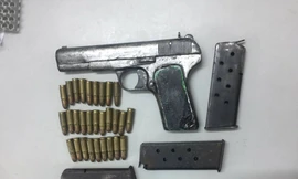 Thanh niên mang súng đến khách sạn mua bán ma túy