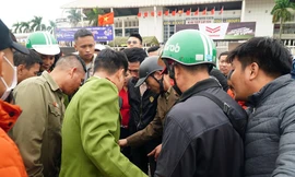 Cảnh sát bắt quả tang đối tượng bán vé giả trước sân Mỹ Đình trưa 19/11.