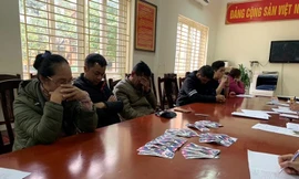 Các đối tượng cò vé trước SVĐ Mỹ Đình.