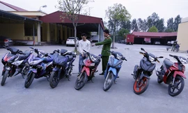 Đối tượng Dương Tiến Khoa và tang vật tại cơ quan công an.