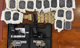 Súng đạn thu giữ tại nhà Phạm Thị Trúc Quỳnh.