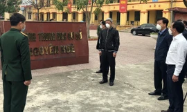 Ông Nguyễn Trường Sơn - Thứ trưởng Y tế cùng lãnh đạo tỉnh Hải Dương kiểm tra các cơ sở các ly, phong tỏa ngày 18/2.