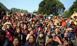 Biển người du xuân, vãn cảnh ngày khai hội chùa Hương