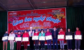 Huỳnh Thúy Vi chia sẻ, đây là lần thứ 3 trở lại Hòa Bình để tiếp tục dự án nhân ái vì bản sắc người Mường. Hai lần trước, Vi cùng Báo Tiền Phong và huyện đoàn Kim Bôi xây dựng tặng bà con dân bản xã Hạ Bì (Kim Bôi, Hòa Bình) một sân khấu trong nhà văn hóa