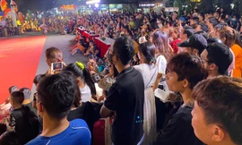 Người dân Hải Phòng đổ xuống đường xem múa rối 