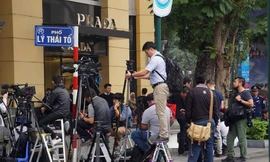 Phóng viên quốc tế trực chiến giữ vị trí 'vàng' trước Khách sạn Metropole