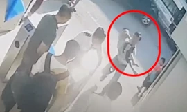 Hình ảnh ghi lại cảnh phát hiện bé trai trong ô tô. Ảnh: Cắt từ clip.