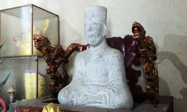 Tượng Thái tổ Mạc Đăng Dung.