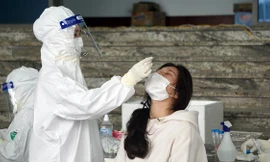 Lực lượng y tế lấy mẫu xét nghiệm người dân TP Hải Dương. 