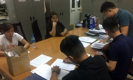 Hai đối tượng Trần Thị Quỳnh (áo trắng) và Nguyễn Thị Nga tại cơ quan công an.