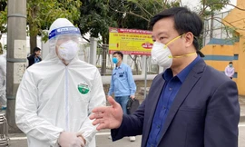 Ông Phạm Xuân Thăng - Bí thư Tỉnh ủy Hải Dương trực tiếp đi kiểm tra công tác phòng dịch tại các điểm nóng trên địa bàn.