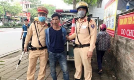 Đối tượng giấu 2 gói ma túy khi tham gia giao thông bị cảnh sát phát hiện.