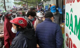 Người dân Hải Phòng đội mưa, xếp hàng mua thiết bị y tế, thuốc điều trị COVID-19.