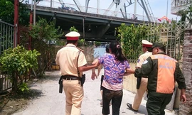 Chị Nguyễn Thị K. được cảnh sát giải cứu sau khi nhảy cầu Chương Dương tự tử trưa 18/9. 