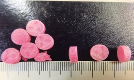 Các viên nén màu hồng chứa N-Ethylpentylone là chất có tác dụng kích thích thần kinh trung ương mạnh tương tự chất Cathinone trong lá Khát.