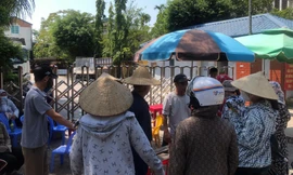 Người dân vây nhà máy sản xuất giấy vì gây ô nhiễm