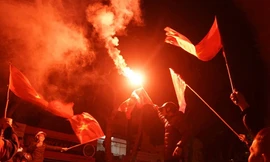 CĐV đốt pháo sáng ăn mừng ở Hà Nội sau khi Việt Nam thắng Jordan tối 20/1.