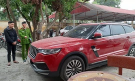 Lã Văn Linh và chiếc xe của Dương Minh Tuyền tại cơ quan công an.