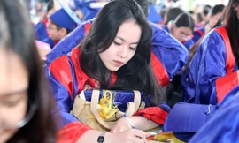 Hơn 700 học sinh khai bút đầu Xuân tại Khu tưởng niệm Vương triều Mạc 