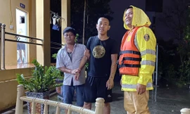 CSGT cứu nam thuyền viên bị ngã từ tàu thủy xuống sông Hồng