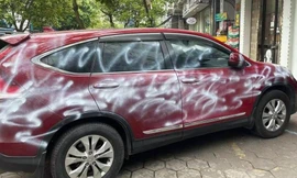 Chiếc Honda CR-V đỗ trên phố Lương Khánh Thiện (Ngô Quyền, Hải Phòng) bị phun sơn trắng vỏ.