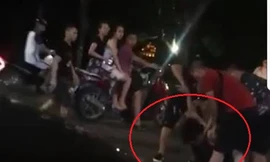 Cảnh sát và người dân khống chế tài xế gây rối sau khi rú ga, gây tai nạn.