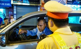 Uống 20 cốc bia khi chờ sếp, tài xế ở Hà Nội bị phạt hàng chục triệu đồng