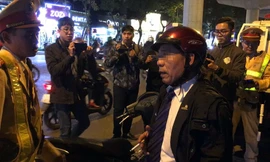 Ông L.H.H tự xưng Vụ trưởng tại Bộ GD&ĐT thừa nhận uống bia nhưng không hợp tác với CSGT.