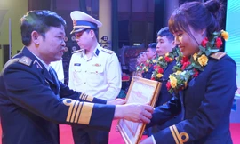 Trung tướng Nguyễn Văn Bổng - Chính ủy Quân chủng Hải quân trao thưởng cho 10 gương mặt trẻ tiêu biểu, chiều 25/3.