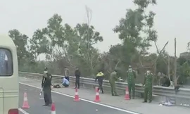 Cảnh sát khám nghiệm tử thi, khám nghiệm hiện trường vụ việc trên cao tốc Hà Nội - Hải Phòng. 